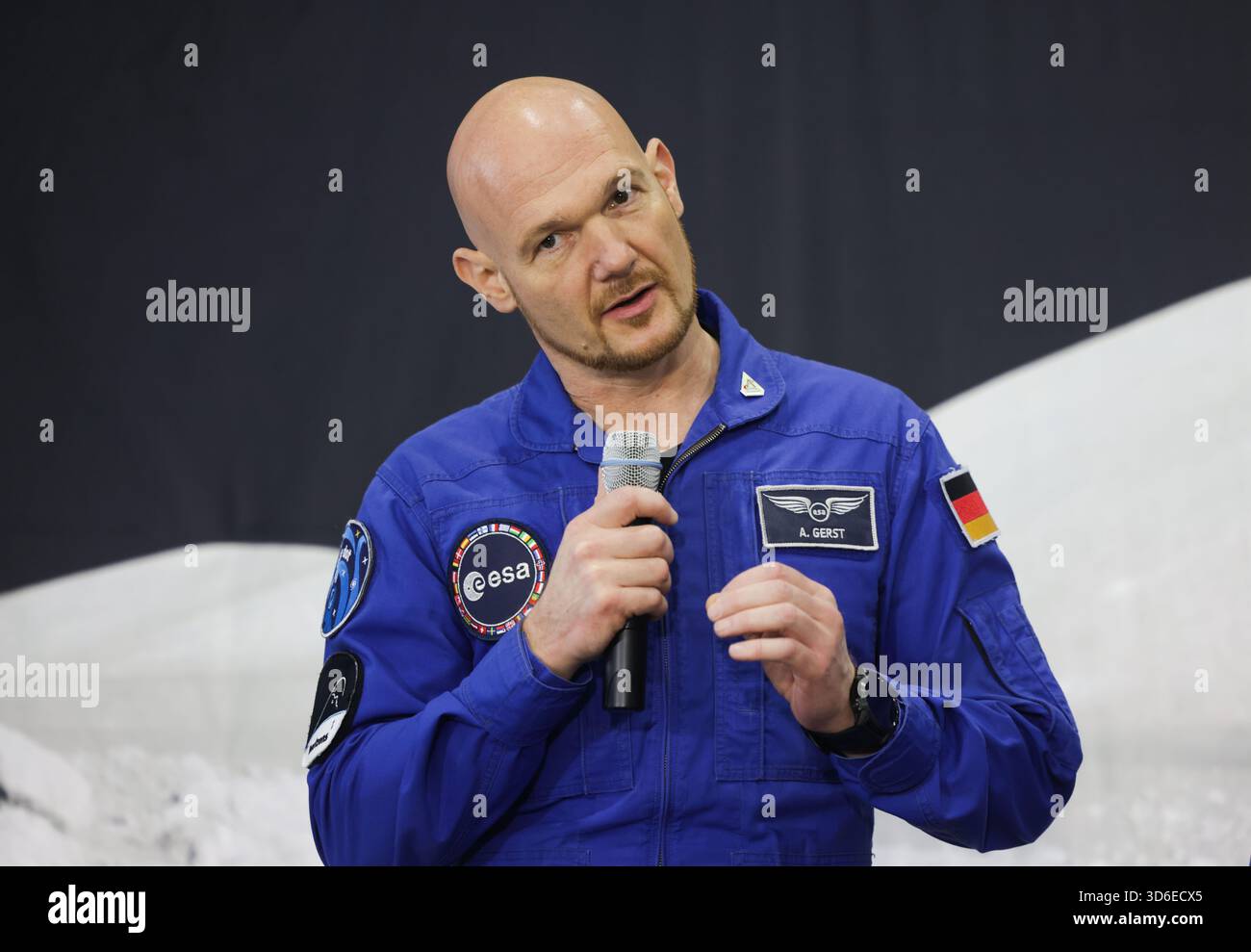 Köln, Deutschland. November 2025. Astronaut Alexander Gerst spricht auf einer Pressekonferenz über das Mondmodul „Argonaut“. Das „Argonaut“-Programm ist Teil der Mondstrategie der ESA und soll Roboter- und bemannte Missionen unterstützen. Quelle: Oliver Berg/dpa/Alamy Live News Stockfoto