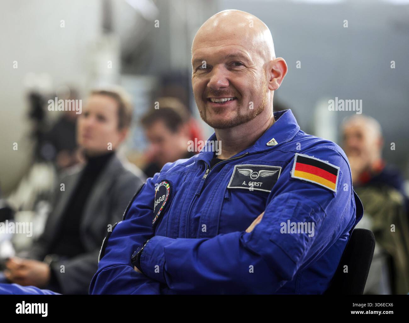 Köln, Deutschland. November 2025. Astronaut Alexander Gerst folgt der Pressekonferenz zum Mondmodul „Argonaut“. Das „Argonaut“-Programm ist Teil der Mondstrategie der ESA und soll Roboter- und bemannte Missionen unterstützen. Quelle: Oliver Berg/dpa/Alamy Live News Stockfoto