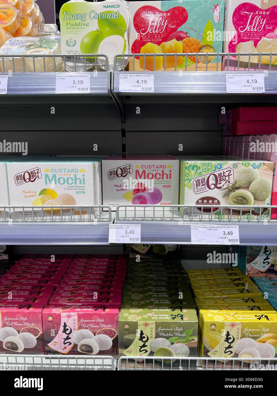 Auswahl an Mochi-Desserts mit verschiedenen Geschmacksrichtungen im Regal eines asiatischen Geschäfts, Dortmund, Nordrhein-Westfalen, Deutschland, 27. September, 2025 Stockfoto