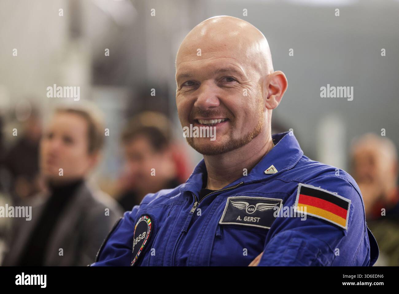 Köln, Deutschland. November 2025. Astronaut Alexander Gerst folgt der Pressekonferenz zum Mondmodul „Argonaut“. Das „Argonaut“-Programm ist Teil der Mondstrategie der ESA und soll Roboter- und bemannte Missionen unterstützen. Quelle: Oliver Berg/dpa/Alamy Live News Stockfoto