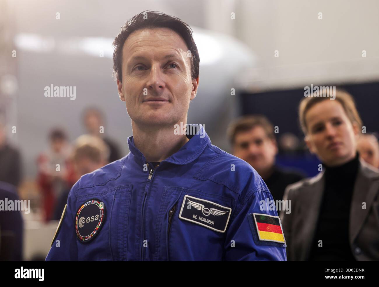 Köln, Deutschland. November 2025. Astronaut Matthias Maurer folgt der Pressekonferenz zum Mondmodul „Argonaut“. Das „Argonaut“-Programm ist Teil der Mondstrategie der ESA und soll Roboter- und bemannte Missionen unterstützen. Quelle: Oliver Berg/dpa/Alamy Live News Stockfoto
