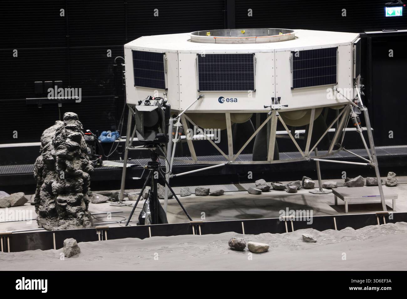 Köln, Deutschland. November 2025. Auf einer ESA-Pressekonferenz ist ein Modell des „Argonaut“-Mondlanders zu sehen. Das „Argonaut“-Programm ist Teil der Mondstrategie der ESA und soll Roboter- und bemannte Missionen unterstützen. Quelle: Oliver Berg/dpa/Alamy Live News Stockfoto