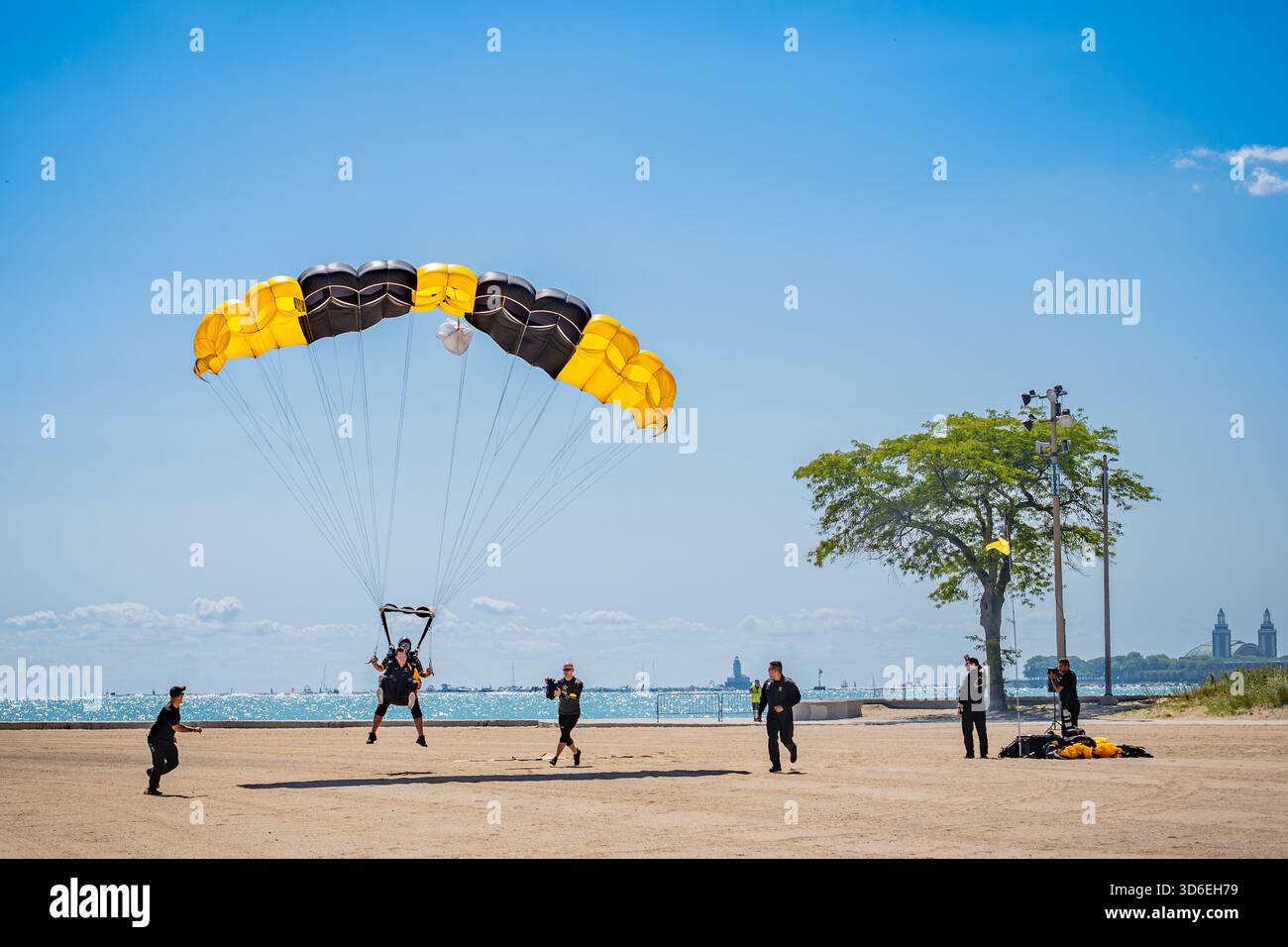 Fallschirmspringer der US-Armee steigen während der Chicago Air & Water Show in Formation ab. Stockfoto