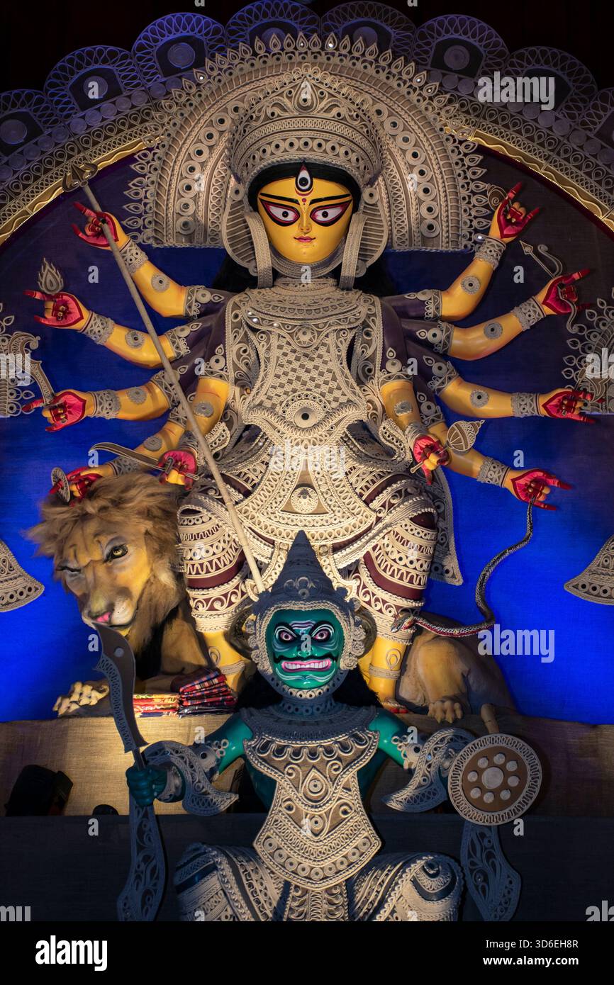 Idol der Göttin Durga in Durga Puja 2025 organisiert von Dakshin Nala Para Sarbojonin Durgotsob Udjapan Parishad, Sadarghat, Chattogram, Bangladesch. Stockfoto