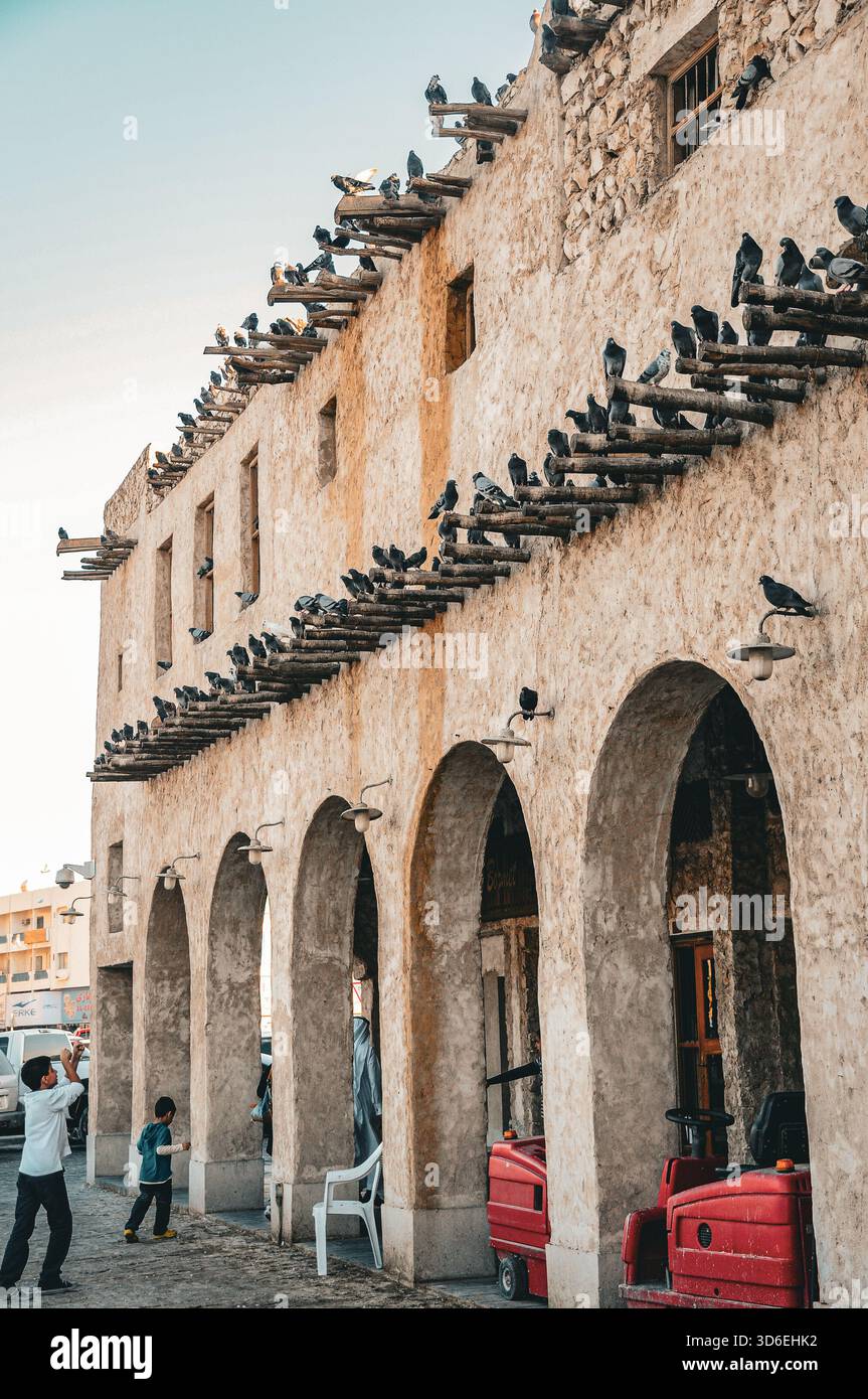 Architektur des Nahen Ostens mit Bambushölzern, die aus einem Gebäude ragen, Souq Waqif, Doha, Katar Stockfoto