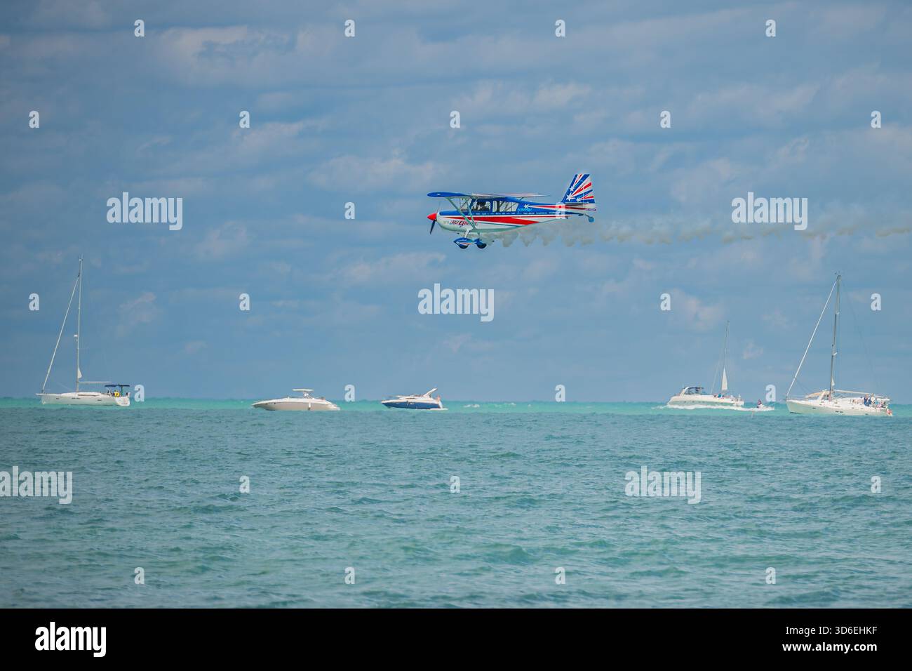 Hubschrauberflug in den Himmel bei der Chicago Air & Water Show über dem Lake Michigan. Stockfoto