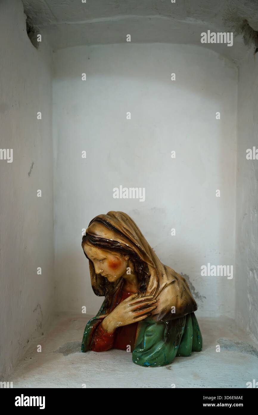 Zeerijp, Provinz Groningen, Niederlande, 2.2.2024. Eine Statue der Maria steht in einer Nische in der Jacobus-Kirche in Zeerijp Stockfoto