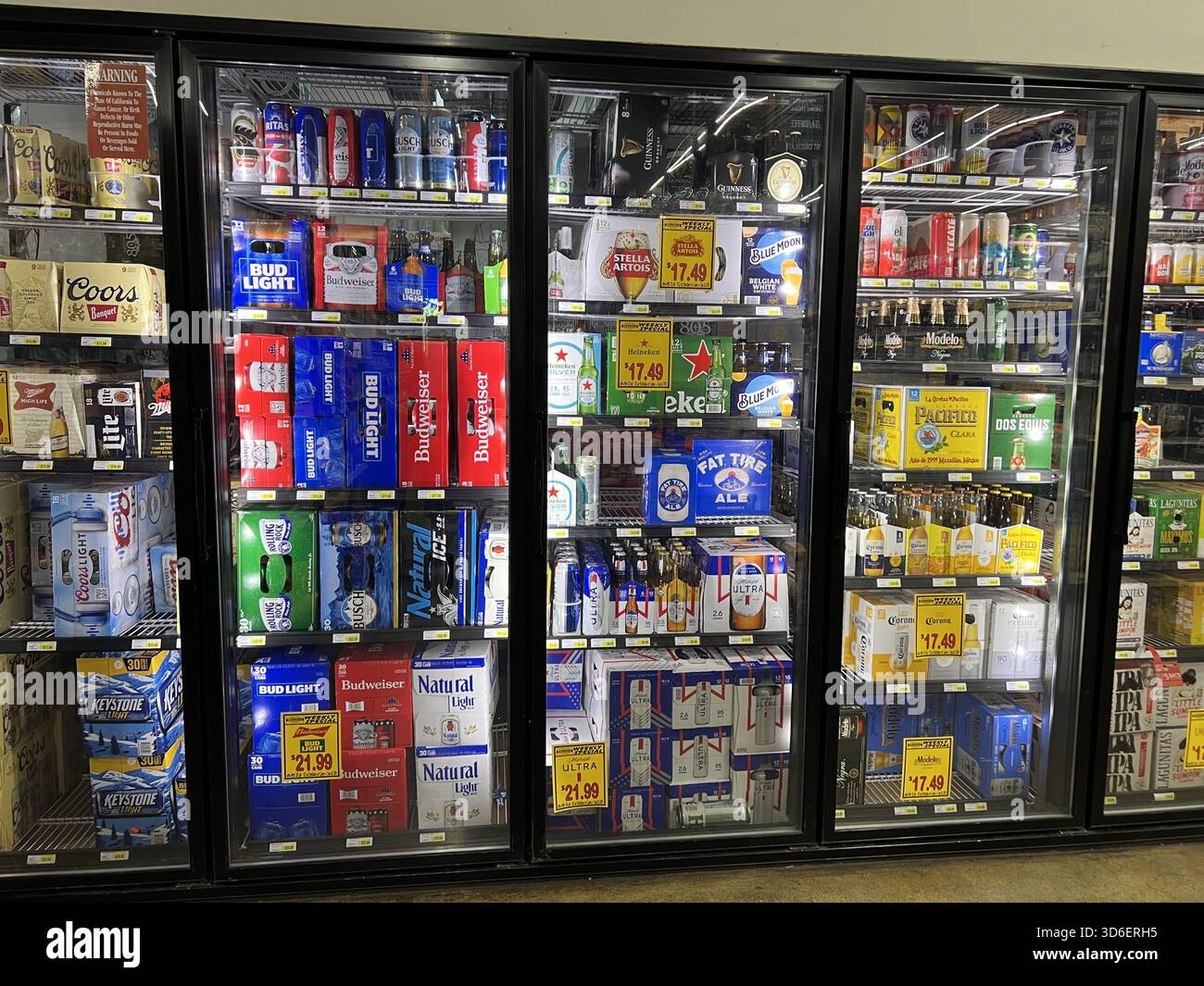 Kühlbier-Display mit Koffer und Multipacks, einschließlich Budweiser, Bud Light, Heineken, Modelo, und Corona, mit Verkaufsschildern in einem Supermarkt, Murphys, Kalifornien, 2. August 2025. (Foto: Smith Collection/Gado/SIPA USA) Stockfoto