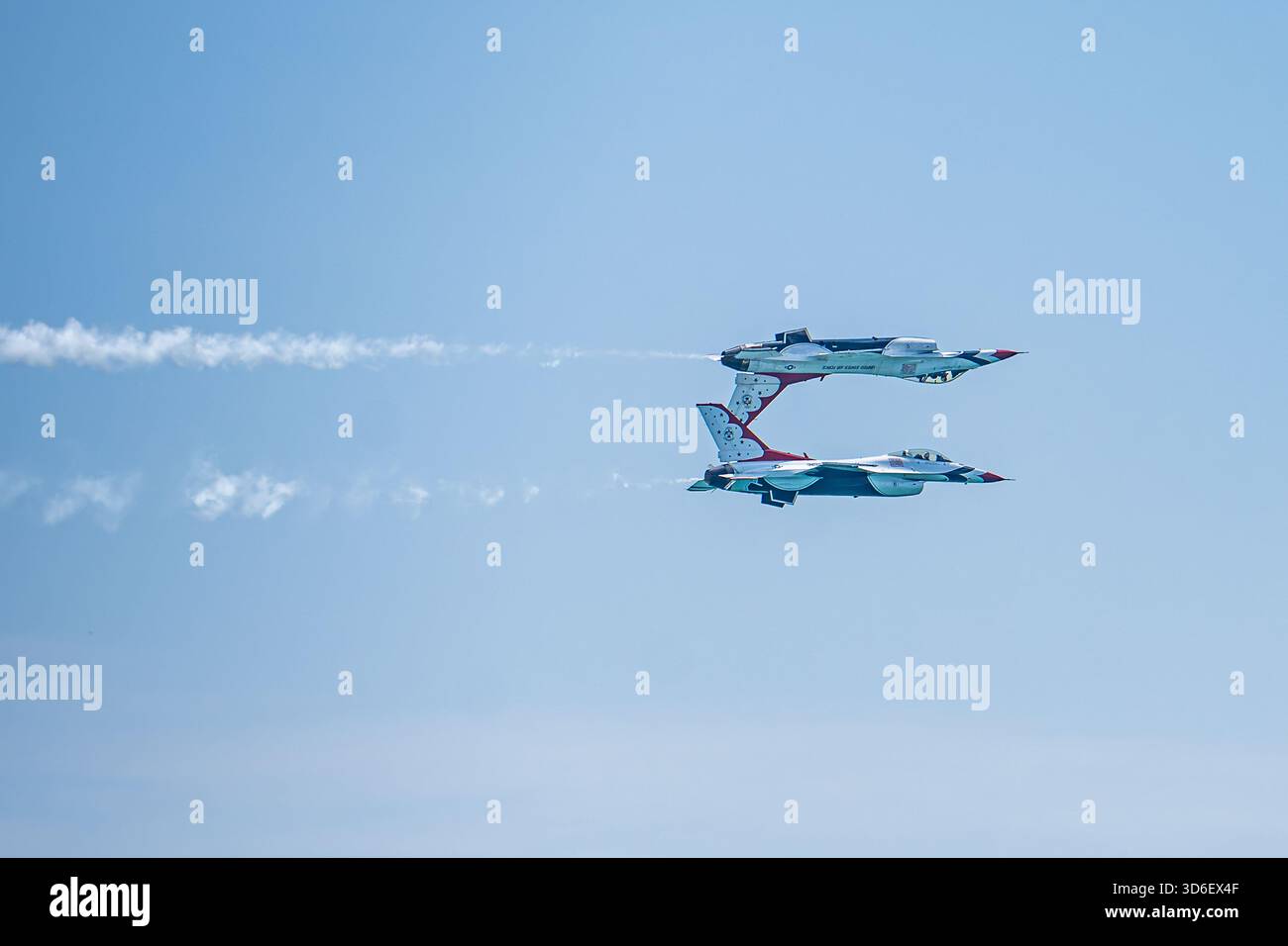 Thunderbirds-Jets führen bei der Chicago Air & Water Show Präzisionsflugzeuge am Himmel durch. Stockfoto