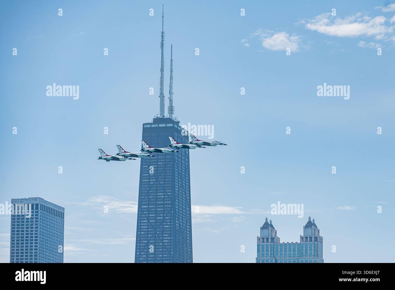 Thunderbirds-Jets führen bei der Chicago Air & Water Show Präzisionsflugzeuge am Himmel durch. Stockfoto