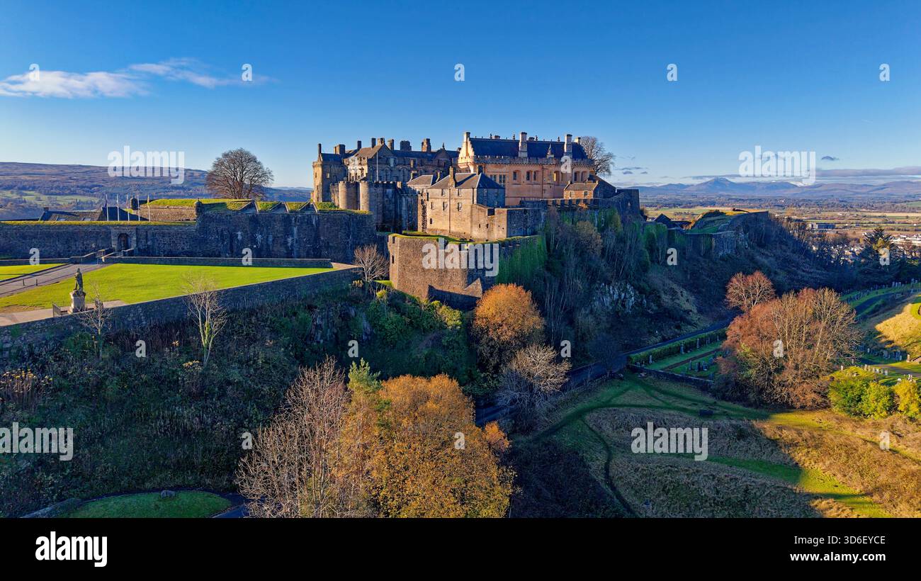 Stirling Castle Schottland Festung auf vulkanischem Felsen und Blick auf die malerische große Halle und die fernen Ochil Hügel Stockfoto