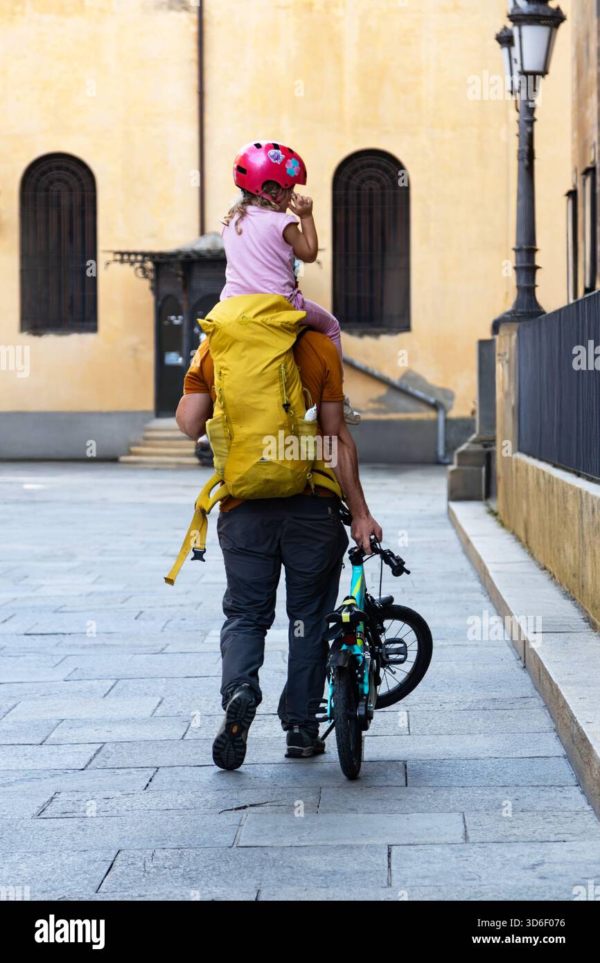 Stadtrundfahrten und Familienreisen mit bequemer Freizeitkleidung und praktischer Ausrüstung für Stadtrundfahrten mit Kindern Stockfoto