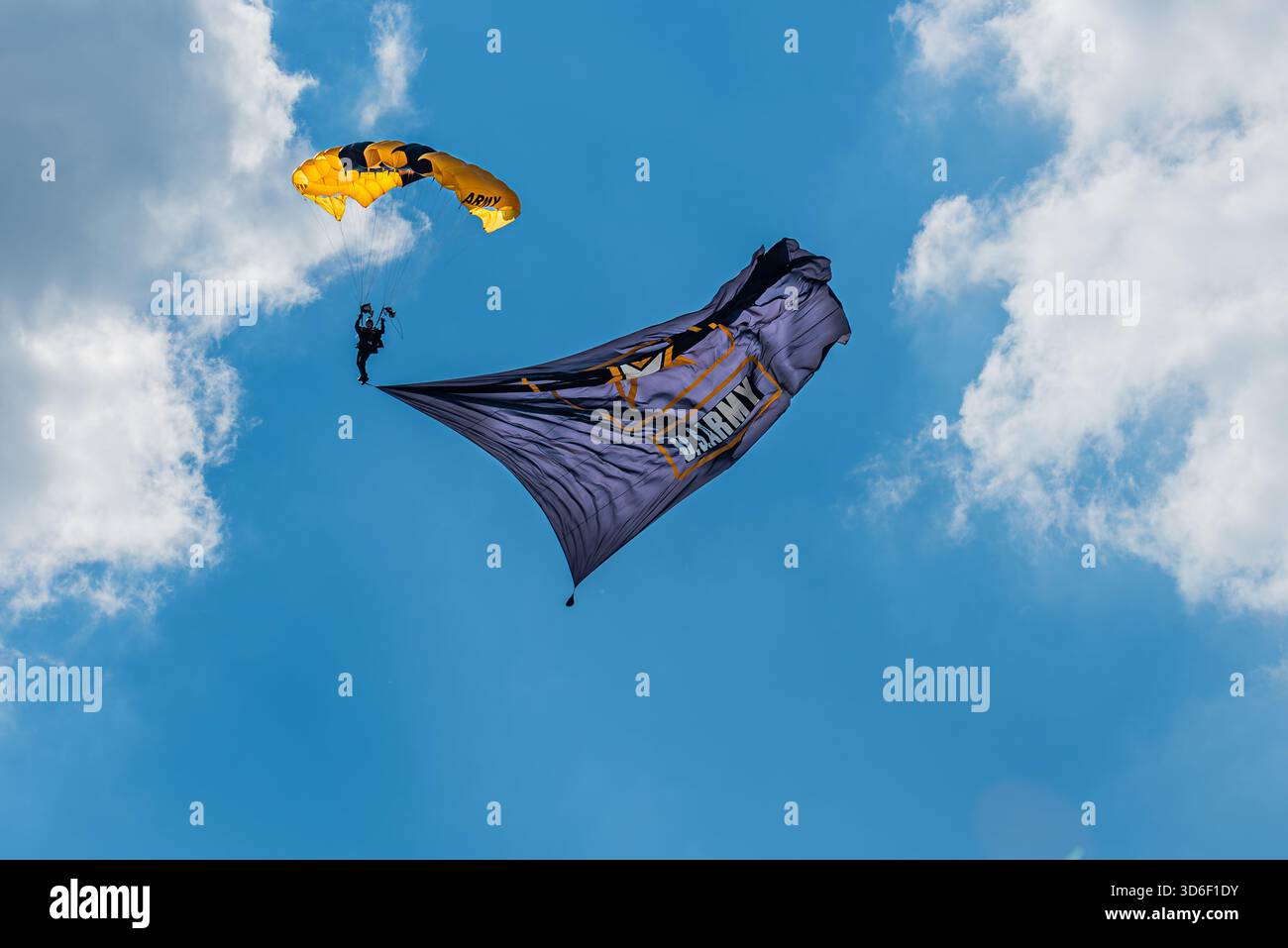 Fallschirmspringer der US-Armee steigen während der Chicago Air & Water Show in Formation ab. Stockfoto