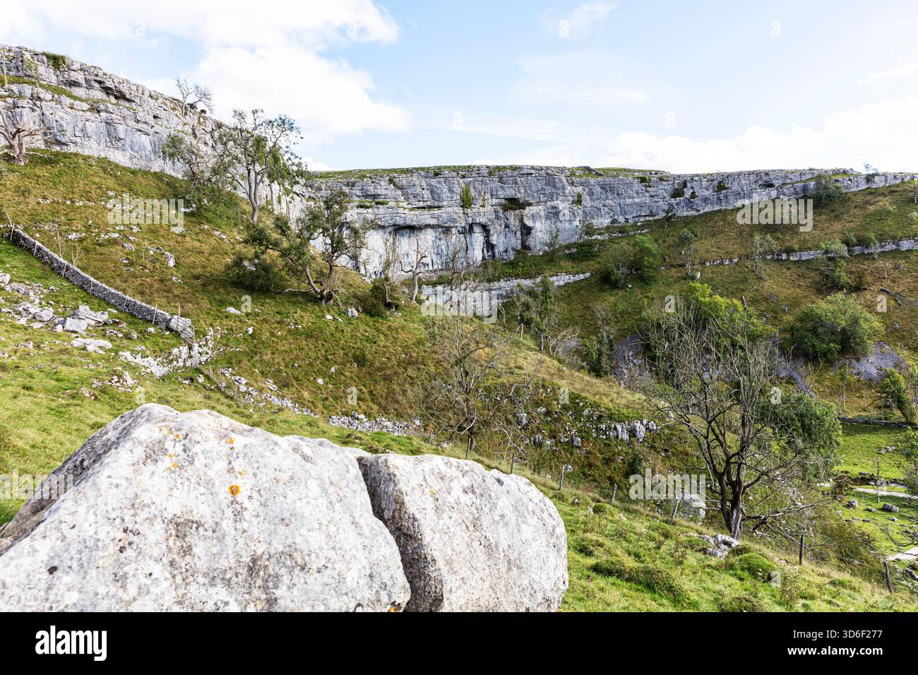 Malham Cove, Yorkshire, Großbritannien, England, auf dem Land, Landschaft, Malham Cove UK, Malham Cove yorkshire, Wandern, Kalksteinklippe, Stockfoto