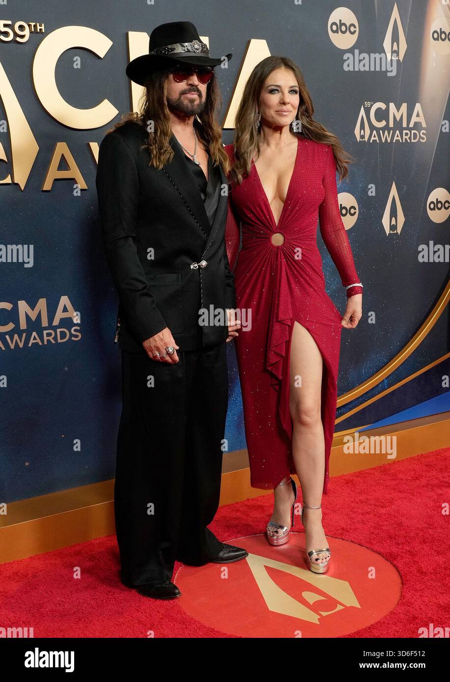 19. November 2025: Nashville, Tennessee: Billy Ray Cyrus, Elizabeth Hurley. 59. CMA Awards im Music City Center. Foto: Mickey Bernal/AdMedia/MediaPunch Stockfoto