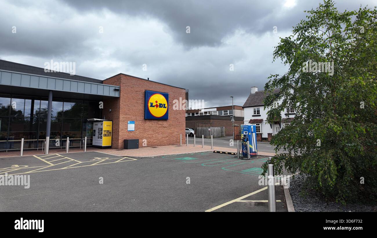 Brompton, Northallerton North Yorkshire UK, 28. Juli 2025: Foto des britischen Dorfes Brompton mit dem berühmten LIDL Food Supermarkt und Auto Stockfoto