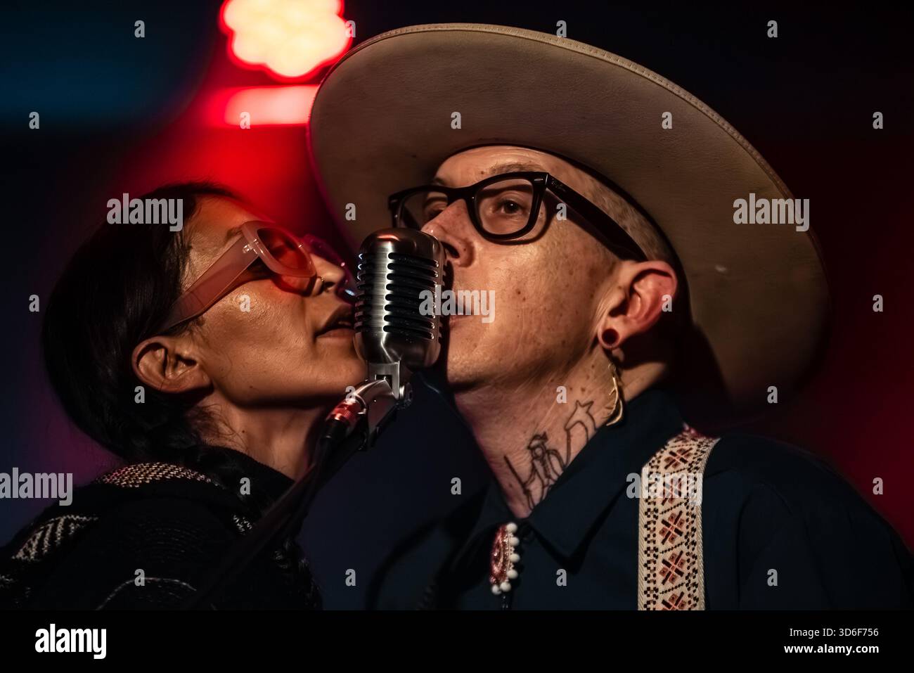 Monk Roma, Rom, Italien, 19. November 2025, Micha P. Hinson und Frau während Micah P. Hinson - Tour 2025 - Musikkonzert Stockfoto
