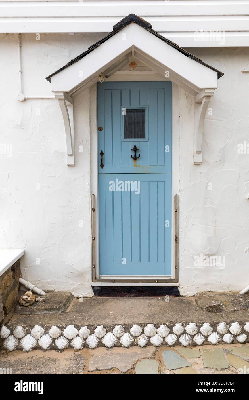 Tür zu Haus mit Muscheln in Schritt, Porthdinllaen, Lleyn Peninsula, Wales, Großbritannien Stockfoto