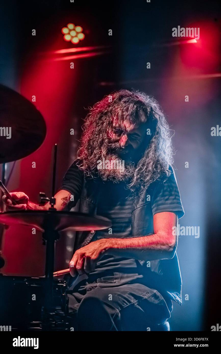 Musikkonzert - Micah P. Hinson - Tour 2025 Micha P. Hinson Schlagzeuger während Micah P. Hinson - Tour 2025, Musikkonzert in Rom, Italien, 19. November 2025 Rom Mönch Roma Italien Copyright: XTommasoxNotarangelox/xLiveMediax LPM 2150669 Stockfoto
