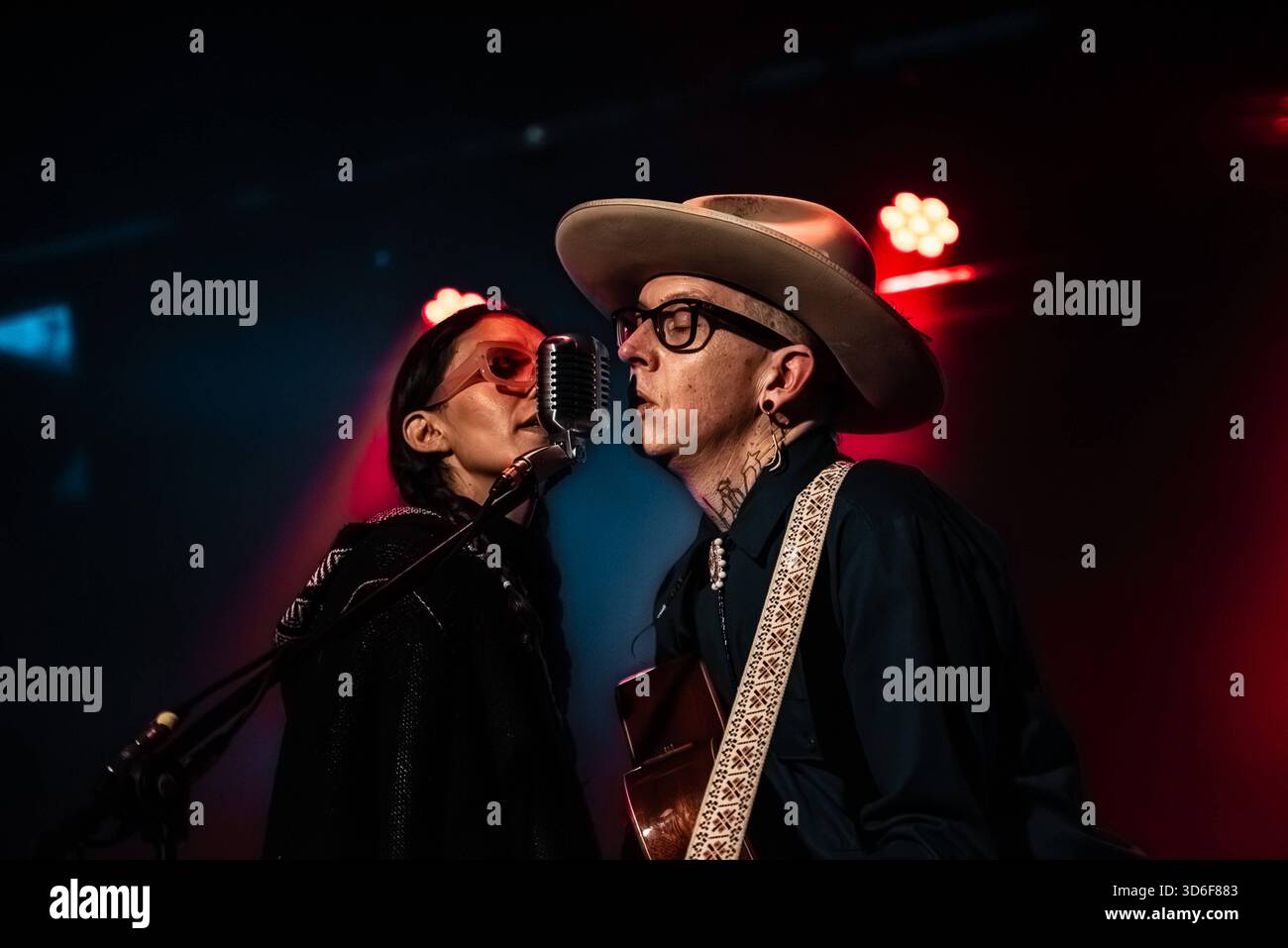 Musikkonzert - Micah P. Hinson - Tour 2025 Micha P. Hinson und Frau während Micah P. Hinson - Tour 2025, Musikkonzert in Rom, Italien, 19. November 2025 Rom Mönch Roma Italien Copyright: XTommasoxNotarangelox/xLiveMediax LPM 2150671 Stockfoto