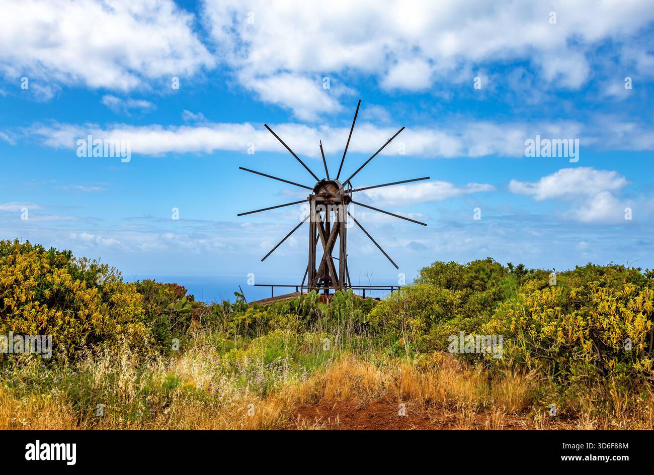 Gofio Mill, Las Tricias, Insel La Palma, Spanien, Europa. Gofio Mill gegen blauen Himmel und Meer. Stockfoto