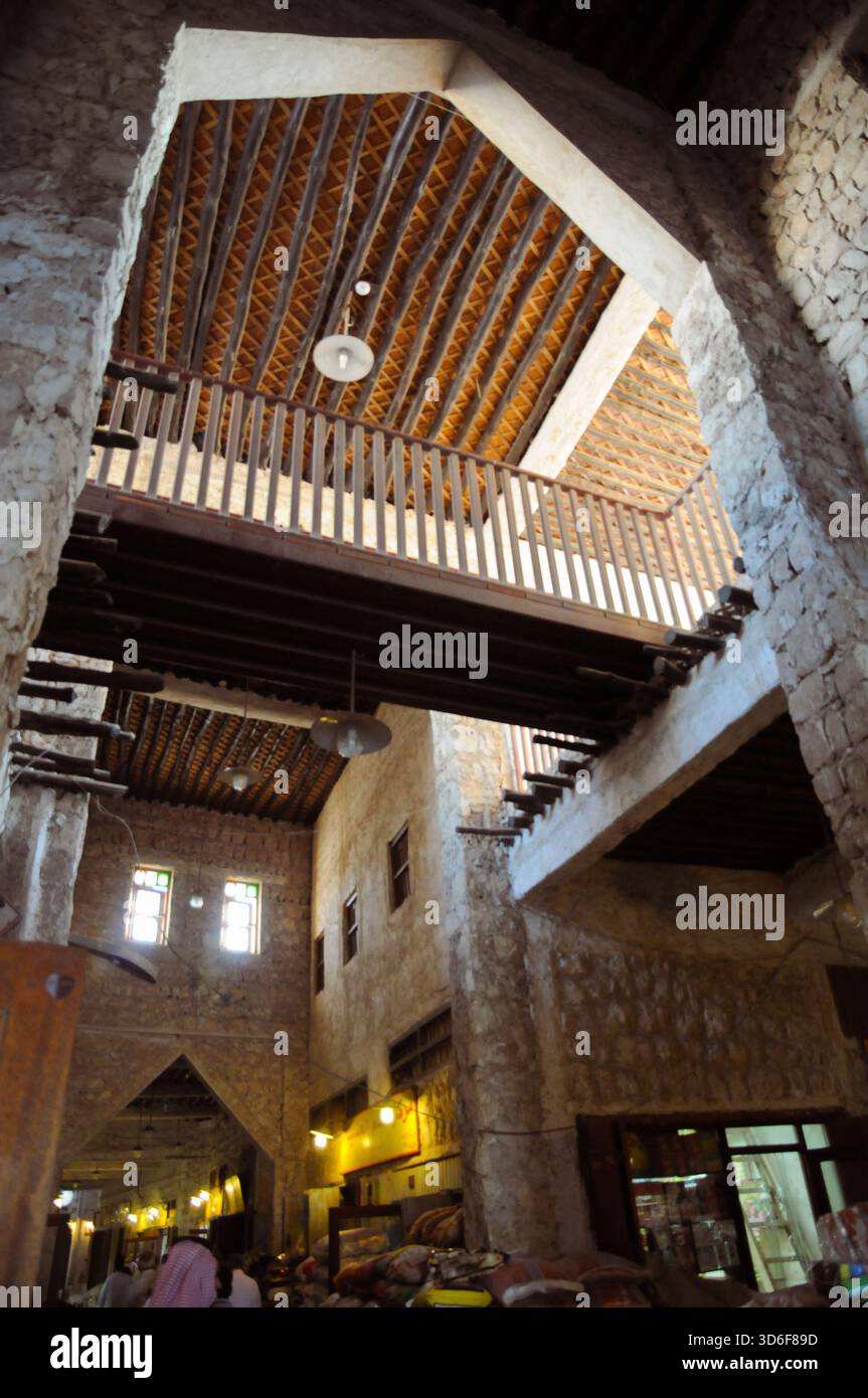Der Souq Waqif ist ein Souk in Doha im Bundesstaat Katar. Der Souq ist bekannt für den Verkauf traditioneller Kleidung, Gewürze, Kunsthandwerk und Souvenirs Stockfoto