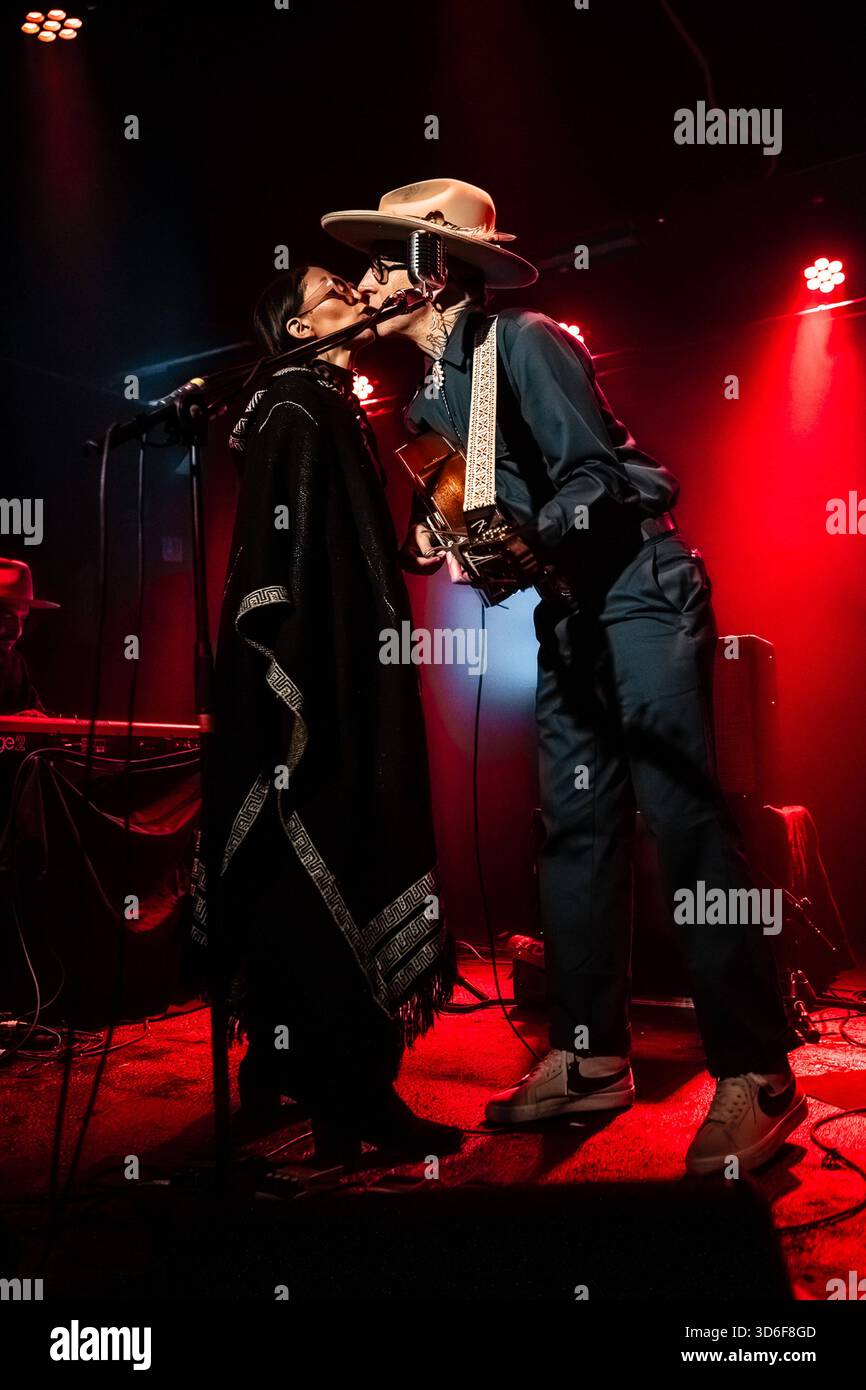 Musikkonzert - Micah P. Hinson - Tour 2025 Micha P. Hinson und Frau während Micah P. Hinson - Tour 2025, Musikkonzert in Rom, Italien, 19. November 2025 Rom Mönch Roma Italien Copyright: XTommasoxNotarangelox/xLiveMediax LPM 2150680 Stockfoto