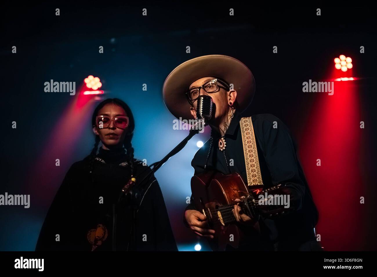 Musikkonzert - Micah P. Hinson - Tour 2025 Micha P. Hinson und Frau während Micah P. Hinson - Tour 2025, Musikkonzert in Rom, Italien, 19. November 2025 Rom Mönch Roma Italien Copyright: XTommasoxNotarangelox/xLiveMediax LPM 2150673 Stockfoto