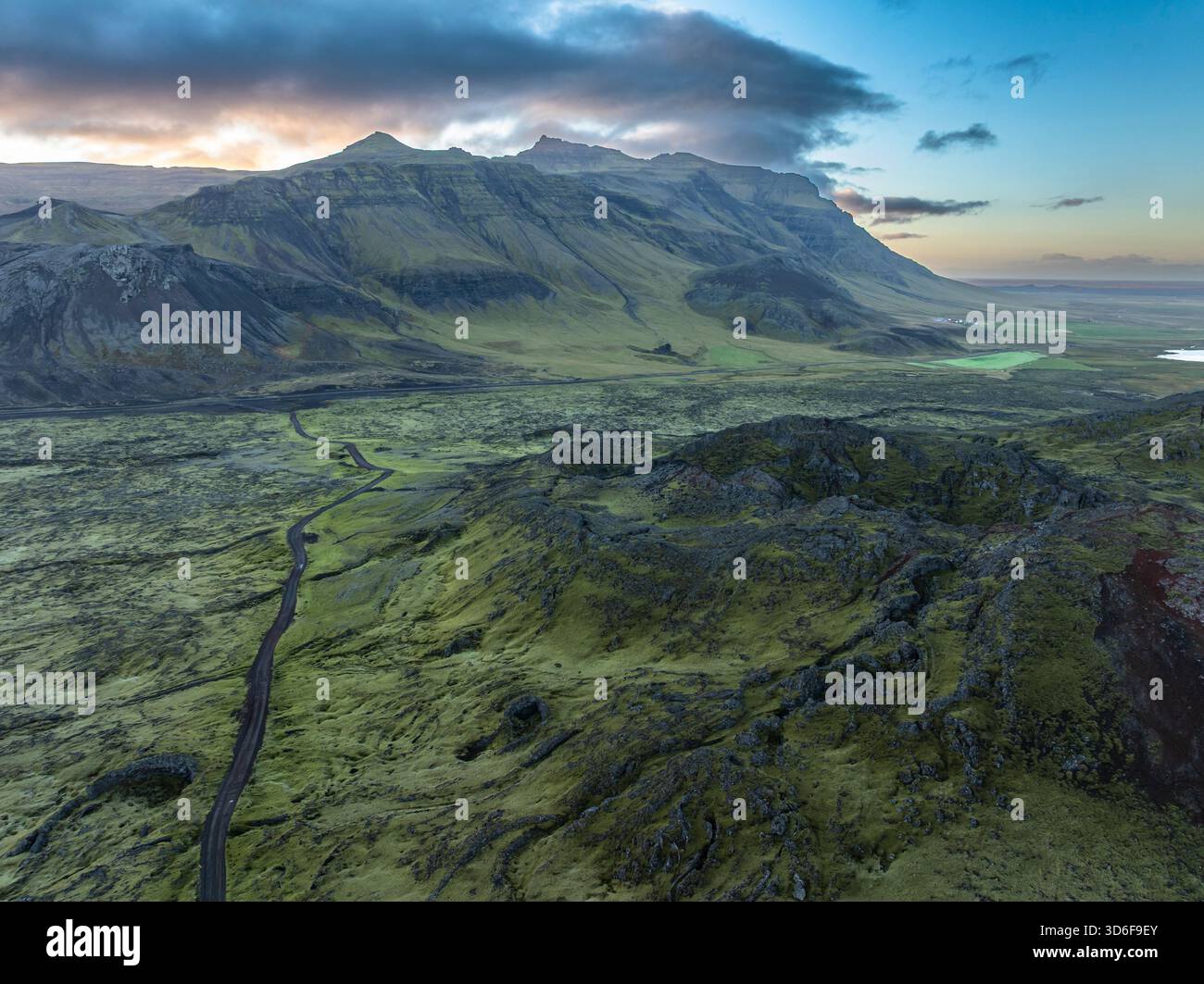 Luftaufnahme der Landschaft mit einem Vulkankrater in Island Stockfoto