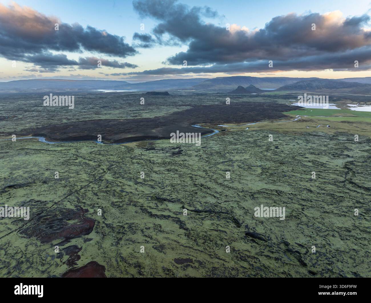 Luftaufnahme der Landschaft mit einem Vulkankrater in Island Stockfoto