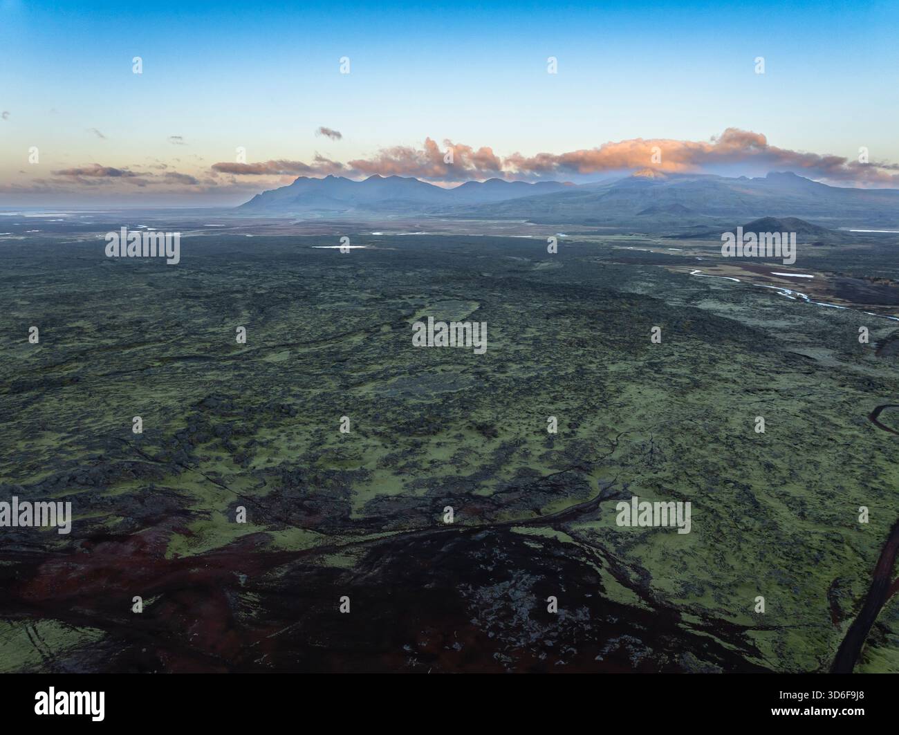 Luftaufnahme der Landschaft mit einem Vulkankrater in Island Stockfoto