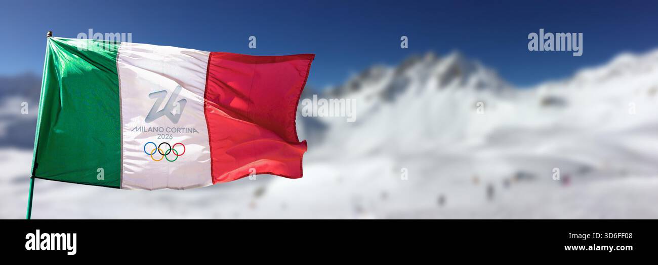olympische winterspiele 2026 Milan Cortina Logo, italienische Flagge und schneebedeckte Berge im Alpenpanorama, olympische Spiele Kopfzeile Stockfoto