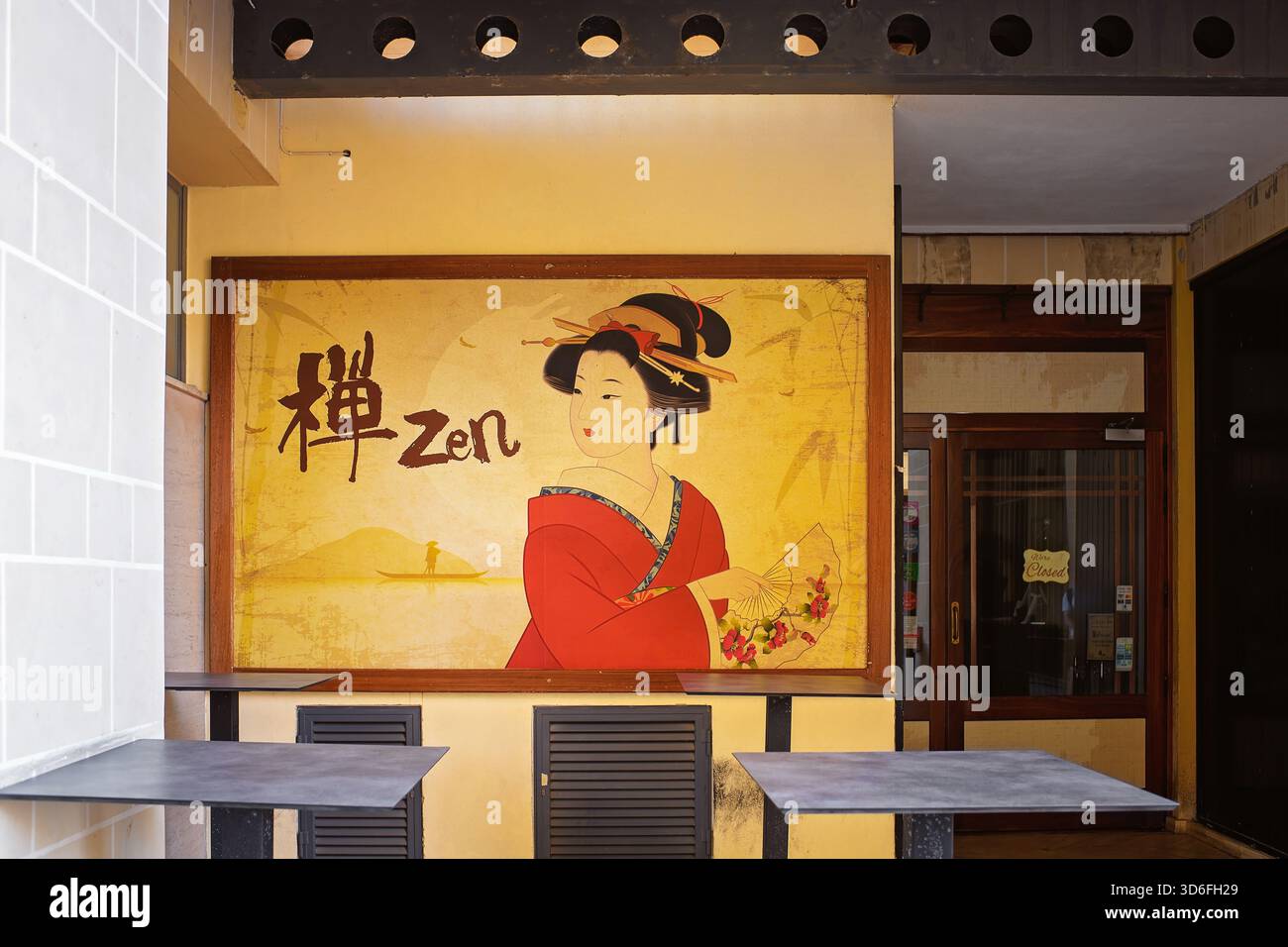 St. Julian's, Malta - 11.11.2025: Lebendiges Wandbild im japanischen Stil, das eine Geisha und das Wort „Zen“ an der Wand eines Straßencafés zeigt Stockfoto