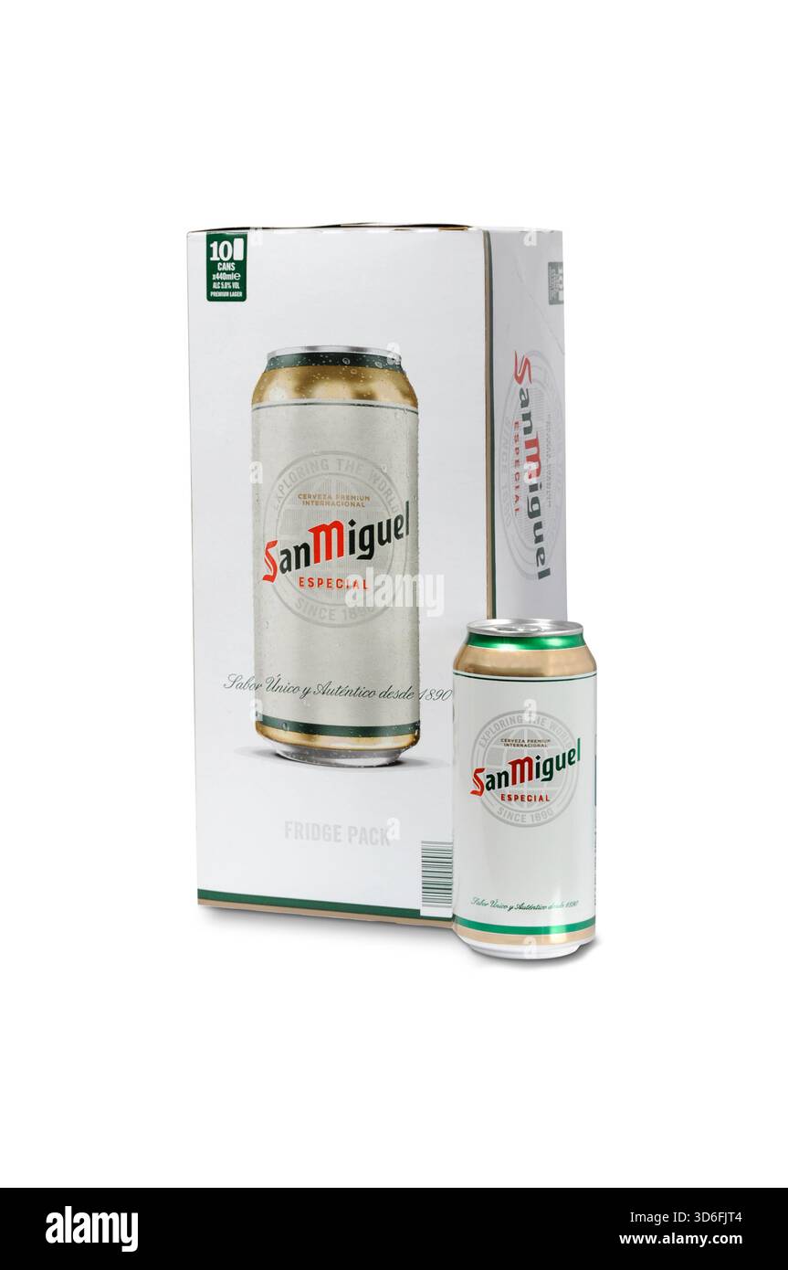 Schachtel mit 10 Dosen San Miguel Lagerbier, eine Dose ist vorne Stockfoto