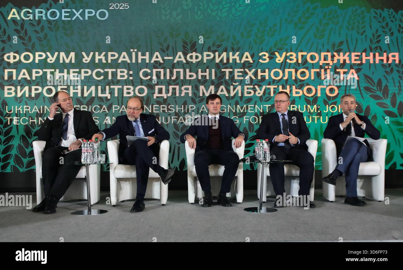 David Stevenson, Präsident der ukrainischen Industrie- und Handelskammer (UCCI) Gennadiy Tschyzhykov, Direktor der MHP für nachhaltige Entwicklung, Yurii Melnyk, Generaldirektor der ukrainischen Arbeitgeberverbände Ruslan Illichov und Moderator, Sonderbeauftragter für Handel und Vorsitzender des Ausschusses für europäische Integration beim Arbeitgeberverband der Ukraine Mykhailo BNO-Airiian(L) Teilnahme an der Eröffnung der vierten Internationalen Konferenz über Ernährungssicherheit in Kiew, Ukr Stockfoto
