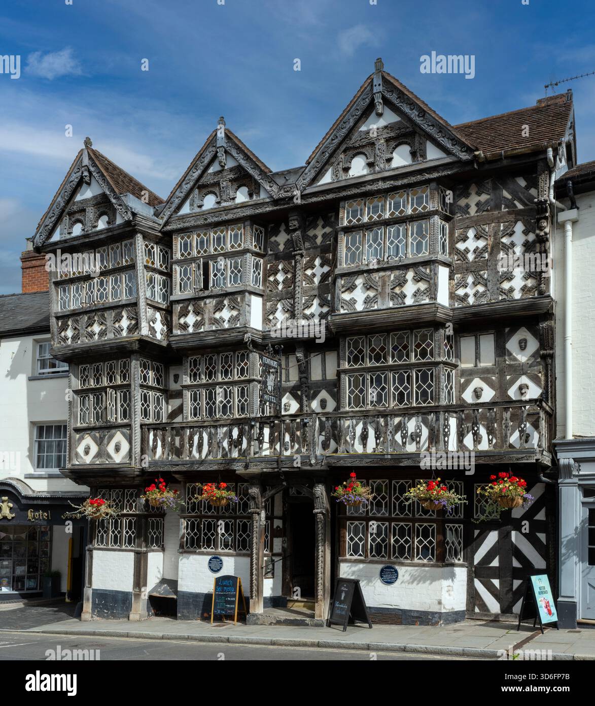 The Feathers Hotel , Bull Ring, Ludlow, Shropshire, England, Großbritannien: berühmtes denkmalgeschütztes Gebäude, das für seine authentische Fachwerkfassade Tudor bekannt ist. Stockfoto