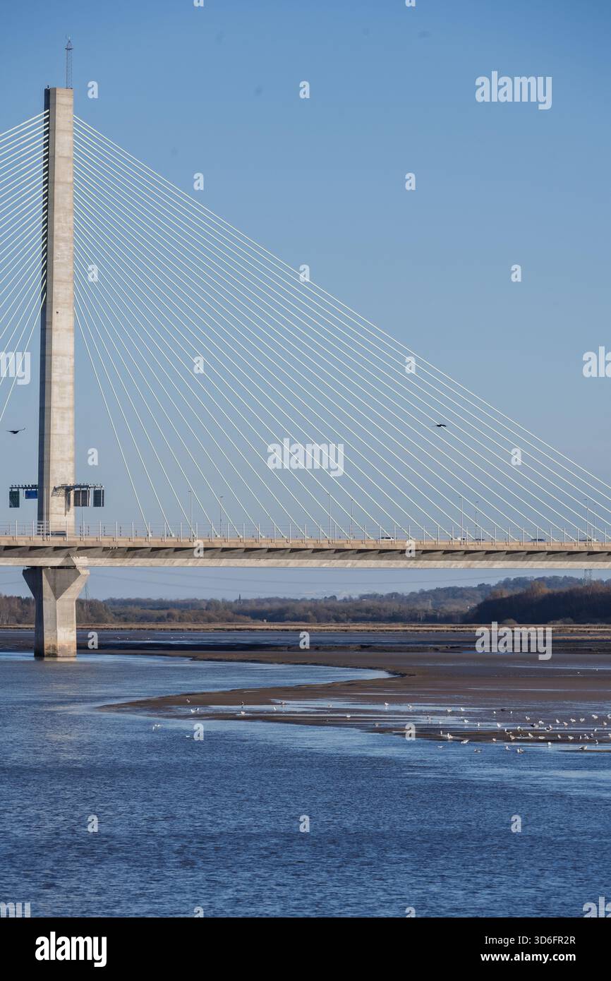 Der Fluss Mersey bei Widnes Spike Island mit der neuen Gateway Bridge über den Fluss Mersey im Hintergrund. Stockfoto