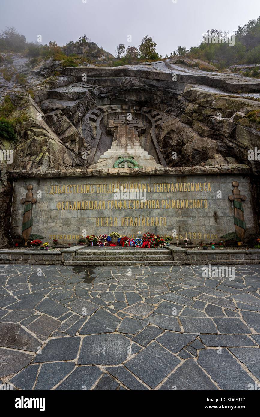 Blick auf das Suworov-Denkmal in den Schweizer Alpen. Stockfoto