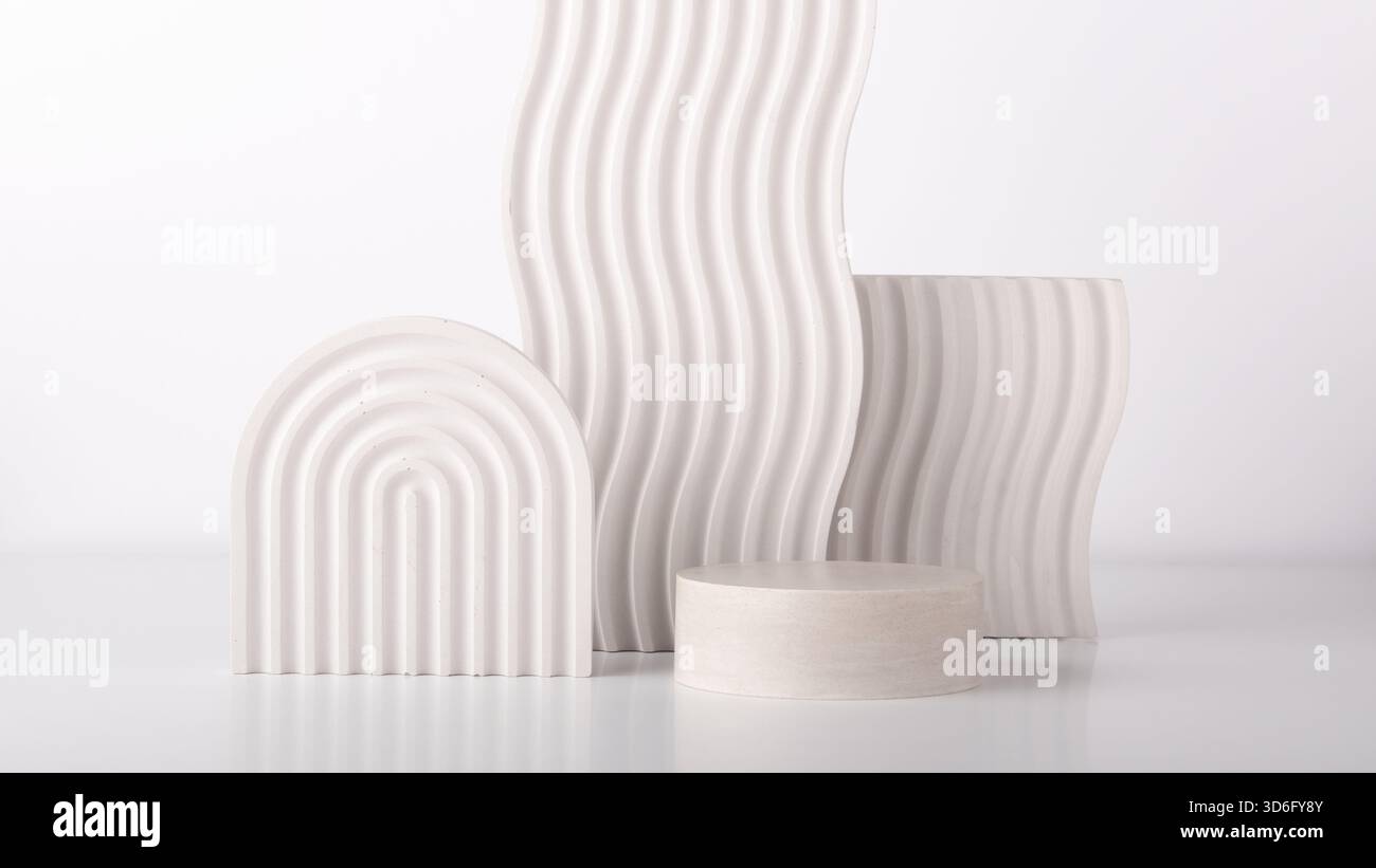 Minimalistische geometrische Produktpräsentationsszene für die Produktfotografie mit Gipsstützen. Petfect für Produktplatzierung und -Designs. Stockfoto