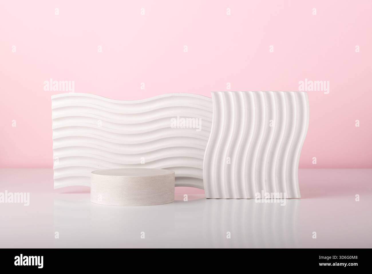 Minimalistische geometrische Produktpräsentationsszene für die Produktfotografie mit Gipsstützen. Petfect für Produktplatzierung und -Designs. Stockfoto