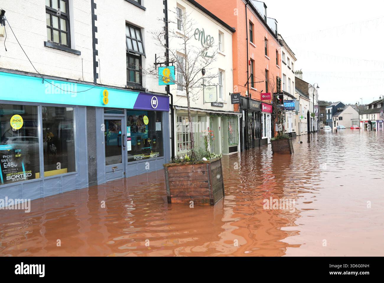 ÜBERSCHWEMMUNG IN DER MONNOW STREET, MONMOUTH, NOVEMBER 2025 Stockfoto