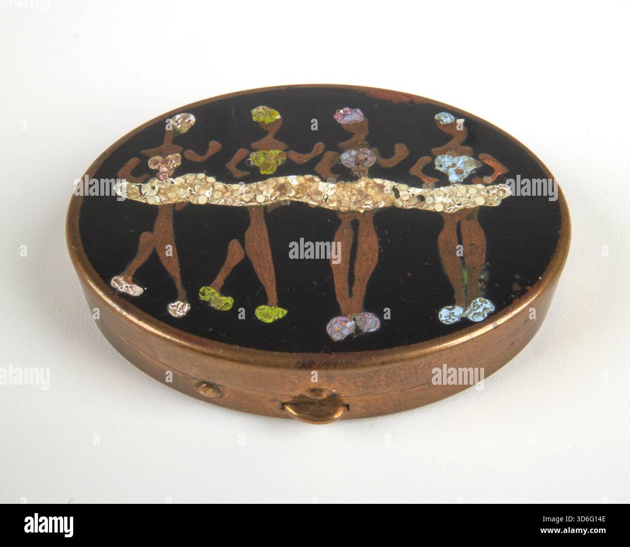 Antike Art déco-Tanzmädchen aus den 1930-40ern, bemalt mit Messing-Pillendose. Stockfoto