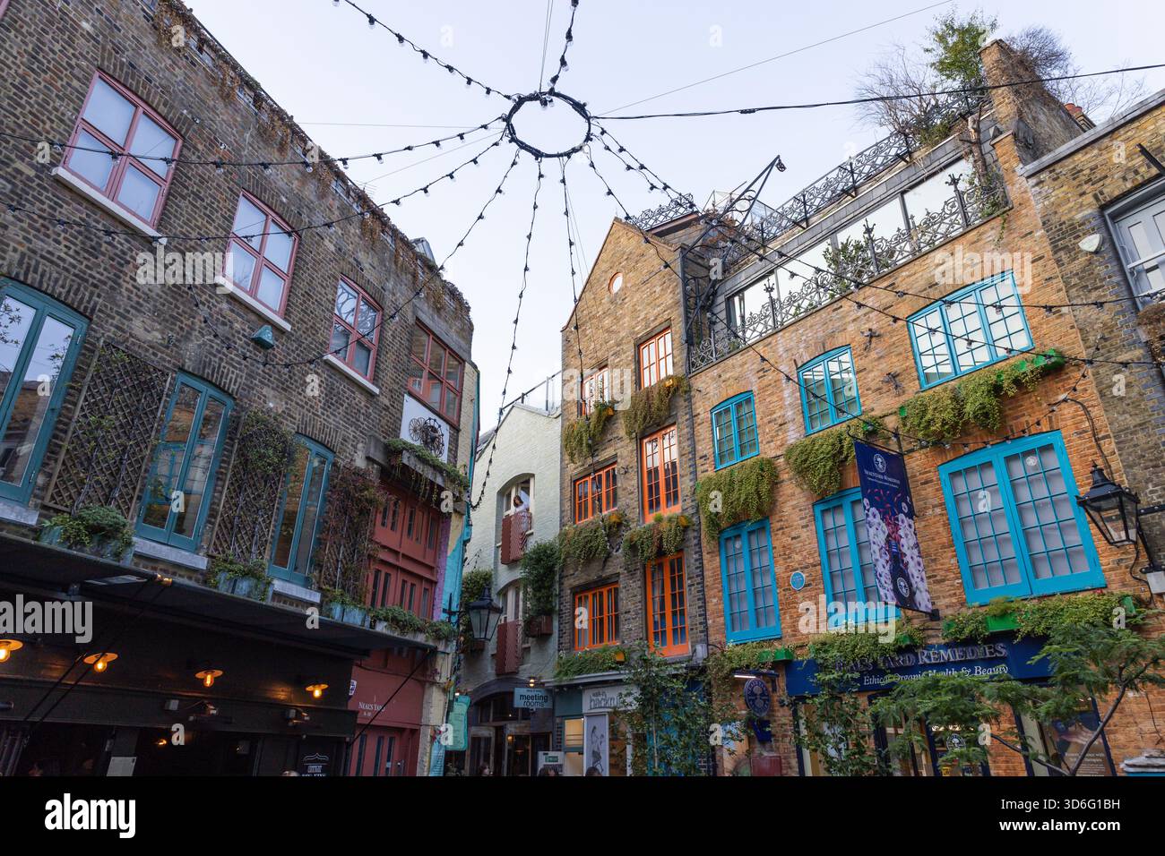 Neal's Yard, Covent Garden – farbenfrohe Londoner Innenhofarchitektur. London, UK, 2. September 2023 Stockfoto