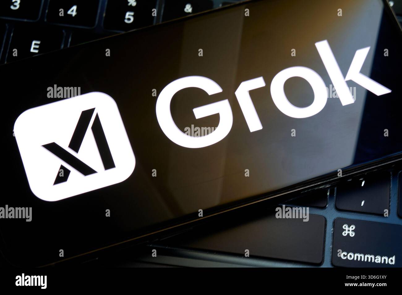 Auf dem Smartphone über die Computertastatur angezeigtes GROK-Logo Stockfoto