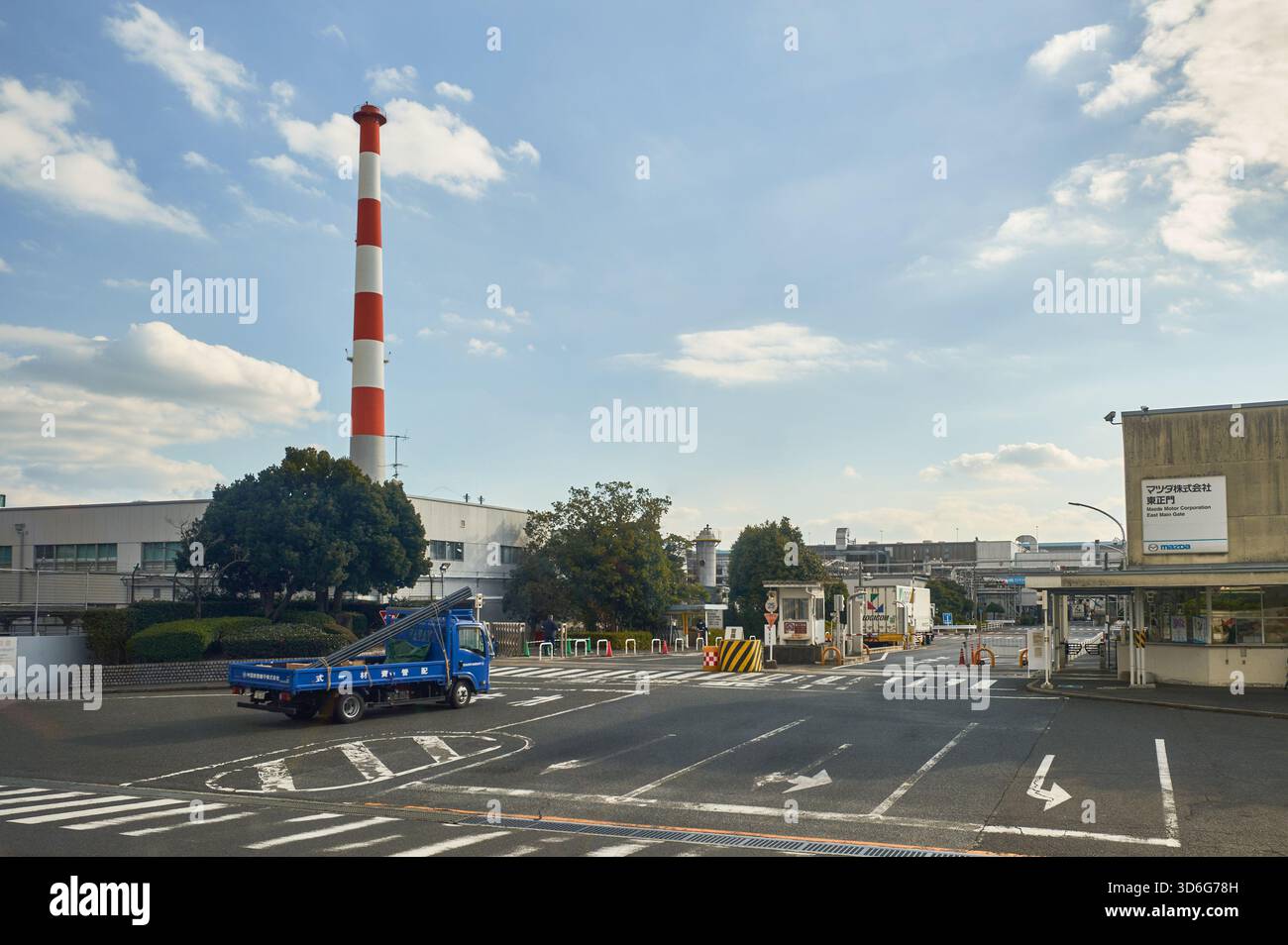 Eintritt in das Mazda-Automuseum und die Ausstellung des Montagewerks in Hiroshima, Japan am 20. Dezember 2017 Stockfoto