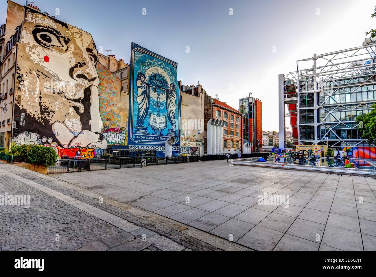 Der farbenfrohe Strawinsky-Brunnen neben dem Centre Pompidou mit kinetischen Skulpturen von Jean Tinguely und Niki de Saint Phalle. Stockfoto