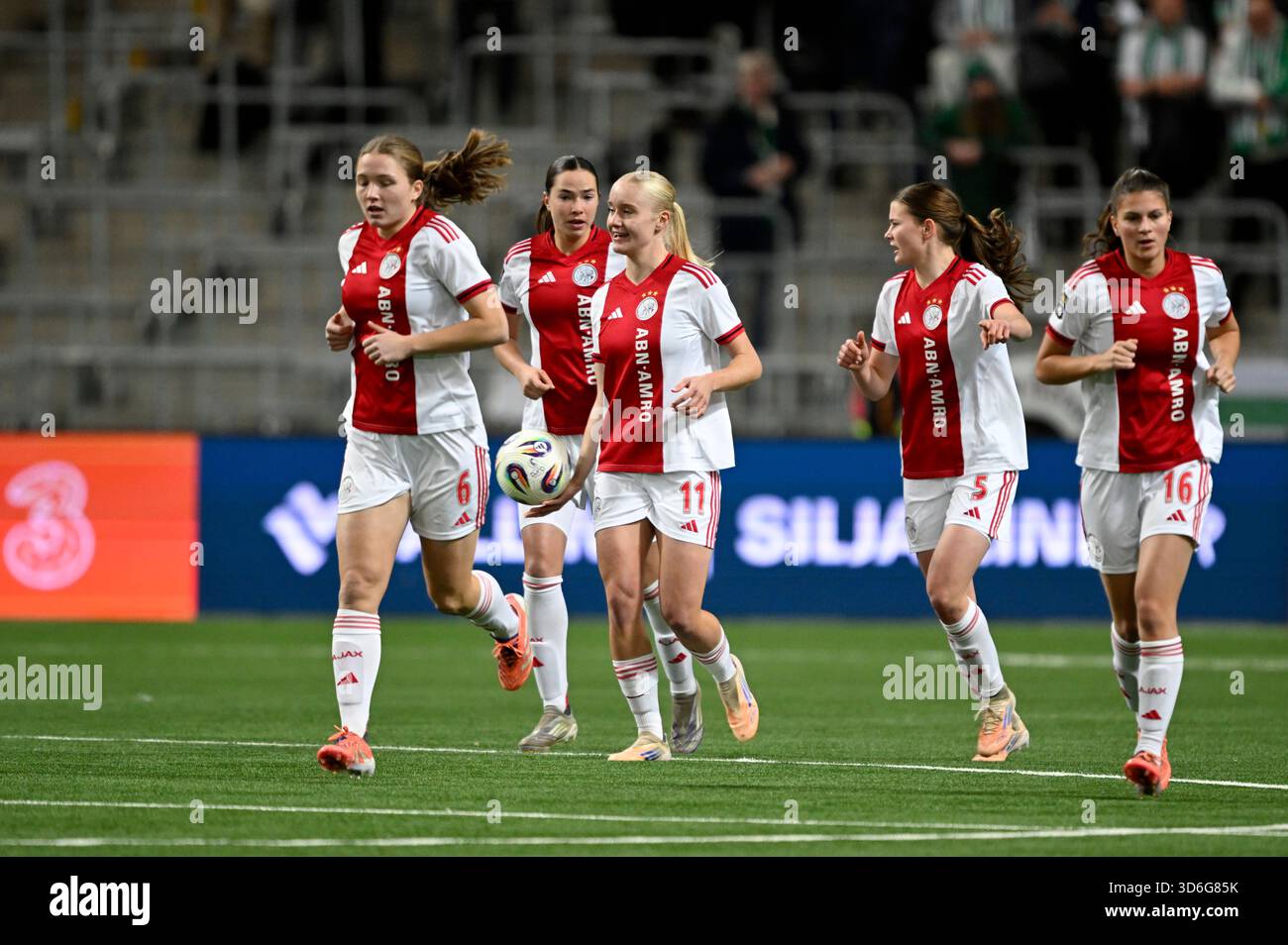 Stockholm, Schweden. November 2025. STOCKHOLM, SCHWEDEN 20251120Ajax Jonna van de Velde, Bo van Egmond, Renee van Asten und Danique Noordman feiern nach dem Tor 0-1 von #10 Joëlle Smits während des Qualifikationsspiels der UEFA Women's Europa Cup zwischen Hammarby IF und AFC Ajax in der Stockholm Arena (3Arena) am 20. November 2025 in Stockholm, Schweden. Foto: Pontus Lundahl/TT/Code 10050 dieser Text ist automatisch übersetzt Credit: TT News Agency/Alamy Live News Stockfoto