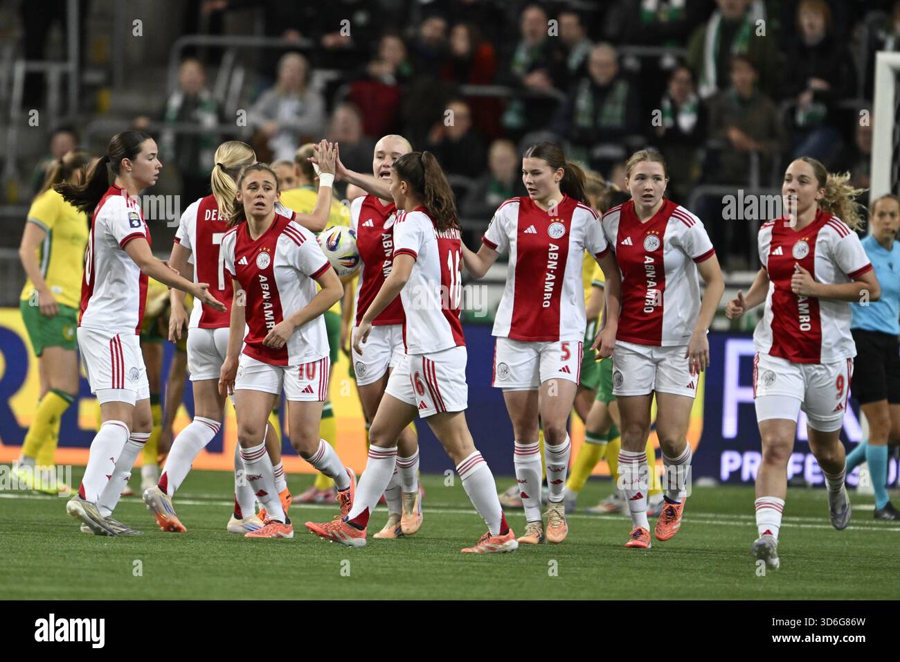 Stockholm, Schweden. November 2025. STOCKHOLM, SCHWEDEN 20251120Aljax-Spieler feiern nach dem Tor 0-1 von #10 Joëlle Smits während des Qualifikationsspiels der UEFA Women's Europa Cup zwischen Hammarby IF und AFC Ajax in der Stockholm Arena (3Arena) am 20. November 2025 in Stockholm, Schweden. Foto: Pontus Lundahl/TT/Code 10050 dieser Text ist automatisch übersetzt Credit: TT News Agency/Alamy Live News Stockfoto