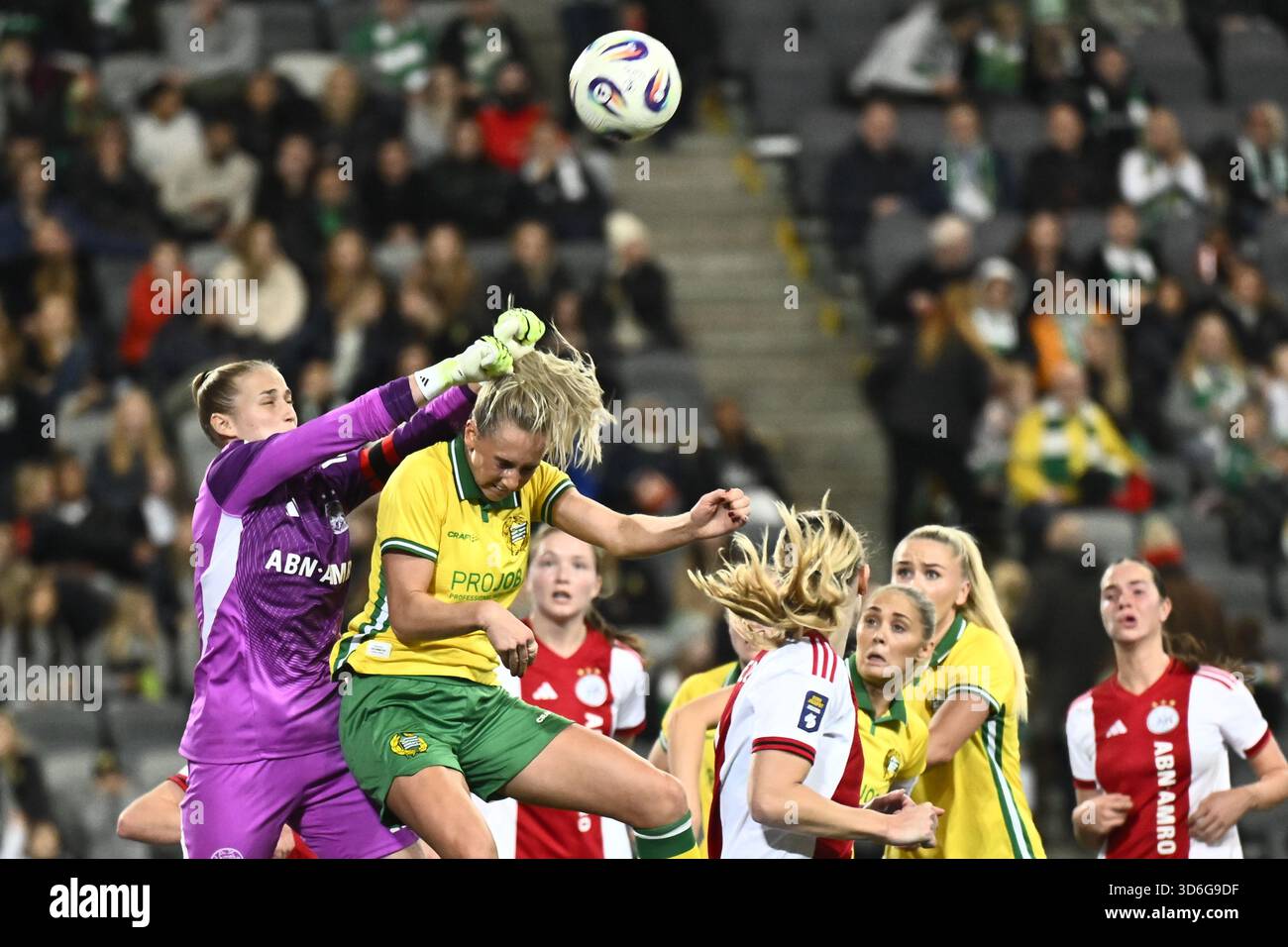 Stockholm, Schweden. November 2025. STOCKHOLM, SCHWEDEN 20251120Ajax Torhüterin Regina van Eijk und Hammarby's Ellen Wangerheim in einem Kopfduell während des Qualifikationsspiels zum Europapokal am Donnerstag zwischen Hammarby IF und AFC Ajax in der 3Arena. Foto: Pontus Lundahl/TT/Code 10050 dieser Text ist automatisch übersetzt Credit: TT News Agency/Alamy Live News Stockfoto