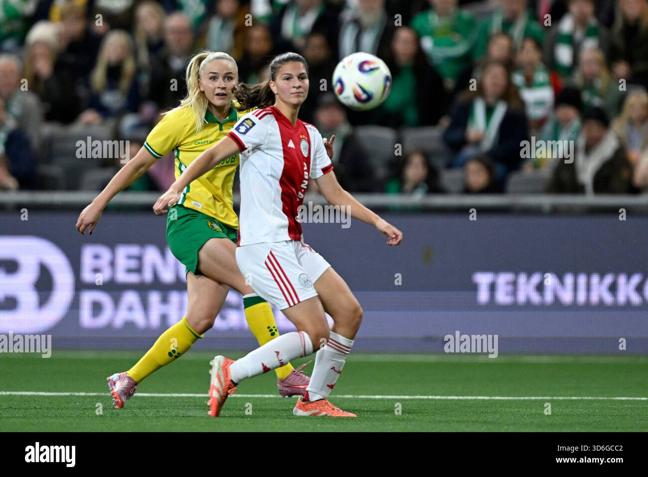 Stockholm, Schweden. November 2025. STOCKHOLM, SCHWEDEN 20251120 Danique Noordman von Ajax und Anna Jøsendal von Hammarby während des Qualifikationsspiels der UEFA Women's Europa Cup zwischen Hammarby IF und AFC Ajax in der Stockholm Arena (3Arena) am 20. November 2025 in Stockholm, Schweden. Foto: Pontus Lundahl/TT/Code 10050 dieser Text ist automatisch übersetzt Credit: TT News Agency/Alamy Live News Stockfoto